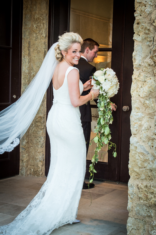 Wedding photographer Back Look Bride