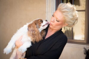 Maid kissing Doggie
